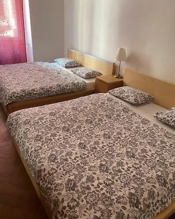 Large 3 Bedroom Family Close To The River Apartmán