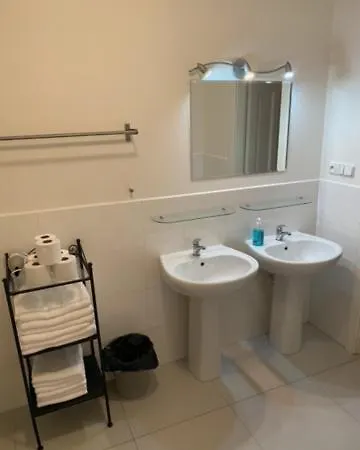 Large 3 Bedroom Family Close To The River Praha