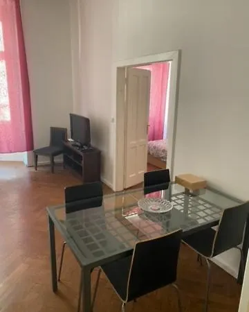 Large 3 Bedroom Family Close To The River Прага